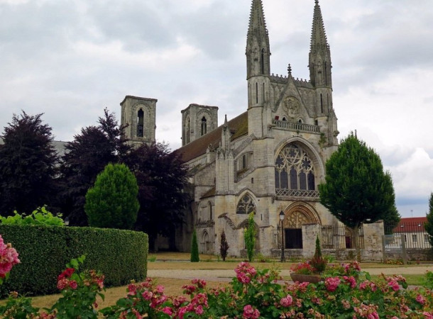 L'ensemble abbatial de Laon : Un voyage à travers l'histoire et l'architecture