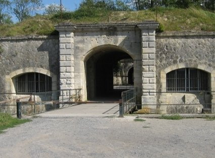 Le Fort de Bruyères-et-Montbérault : Un Sentinelle Silencieuse des Hauts-de-France
