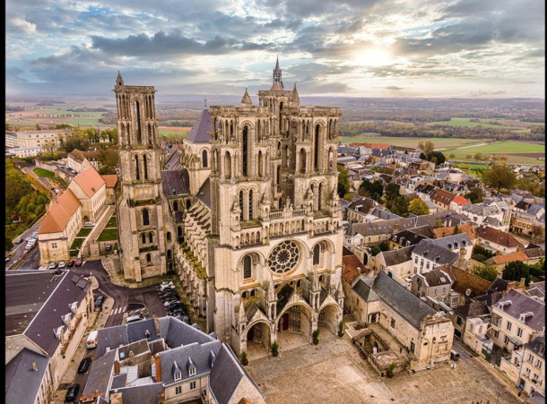 À la découverte de la cité médiévale de Laon : un joyau historique perché sur une colline
